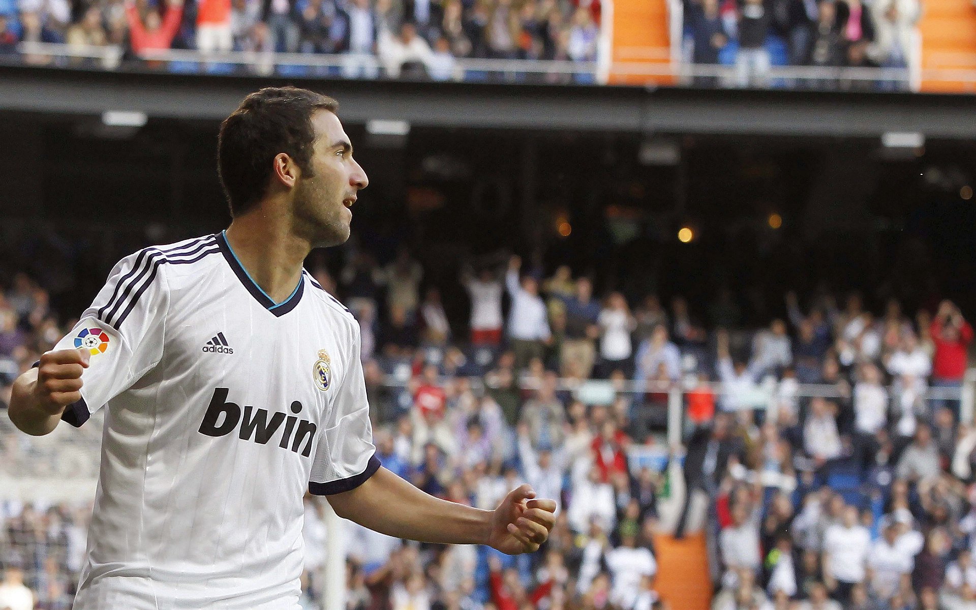 开云棋牌-西甲火力全开：连续攻门突破对手防线，西甲连场进球纪录